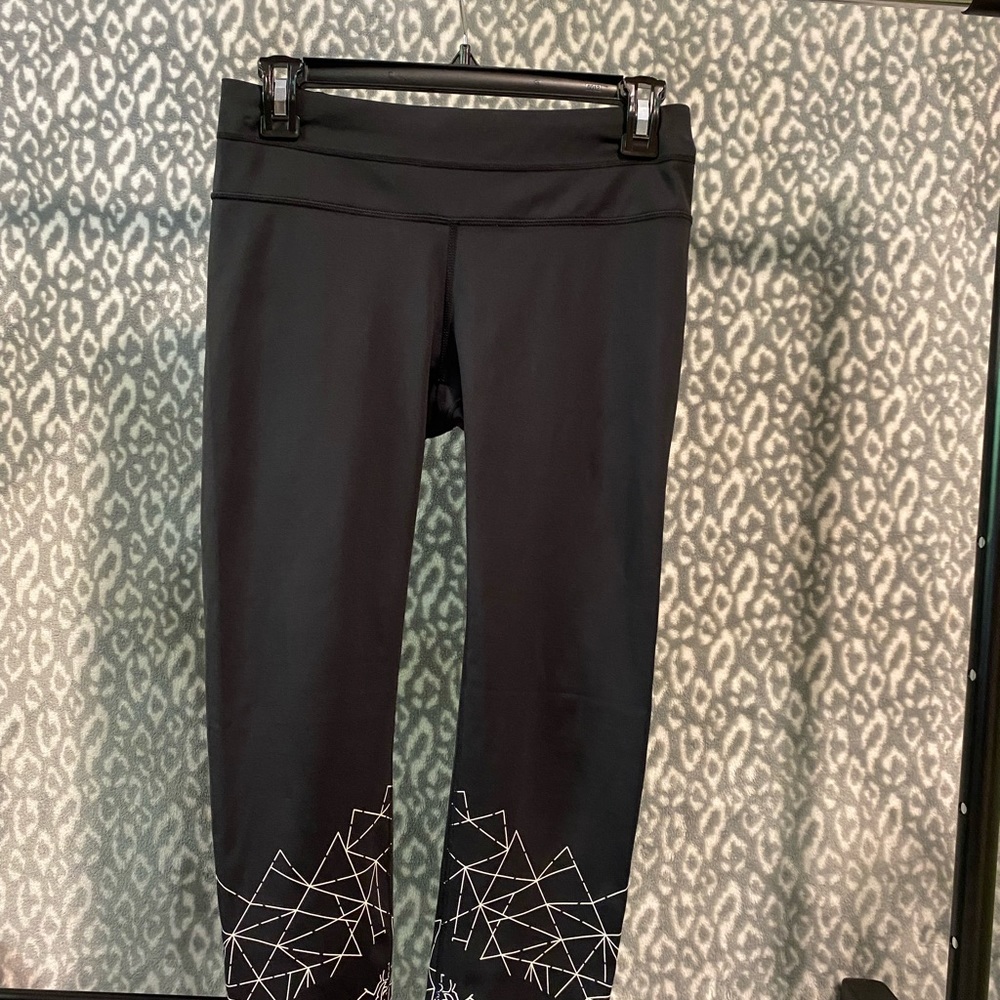 Black and white Athleta leggings